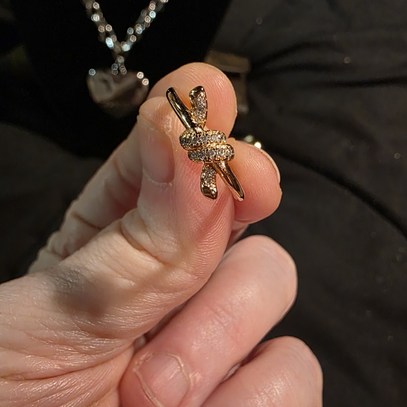 Jewelry - Elegant Gold Knot Ring